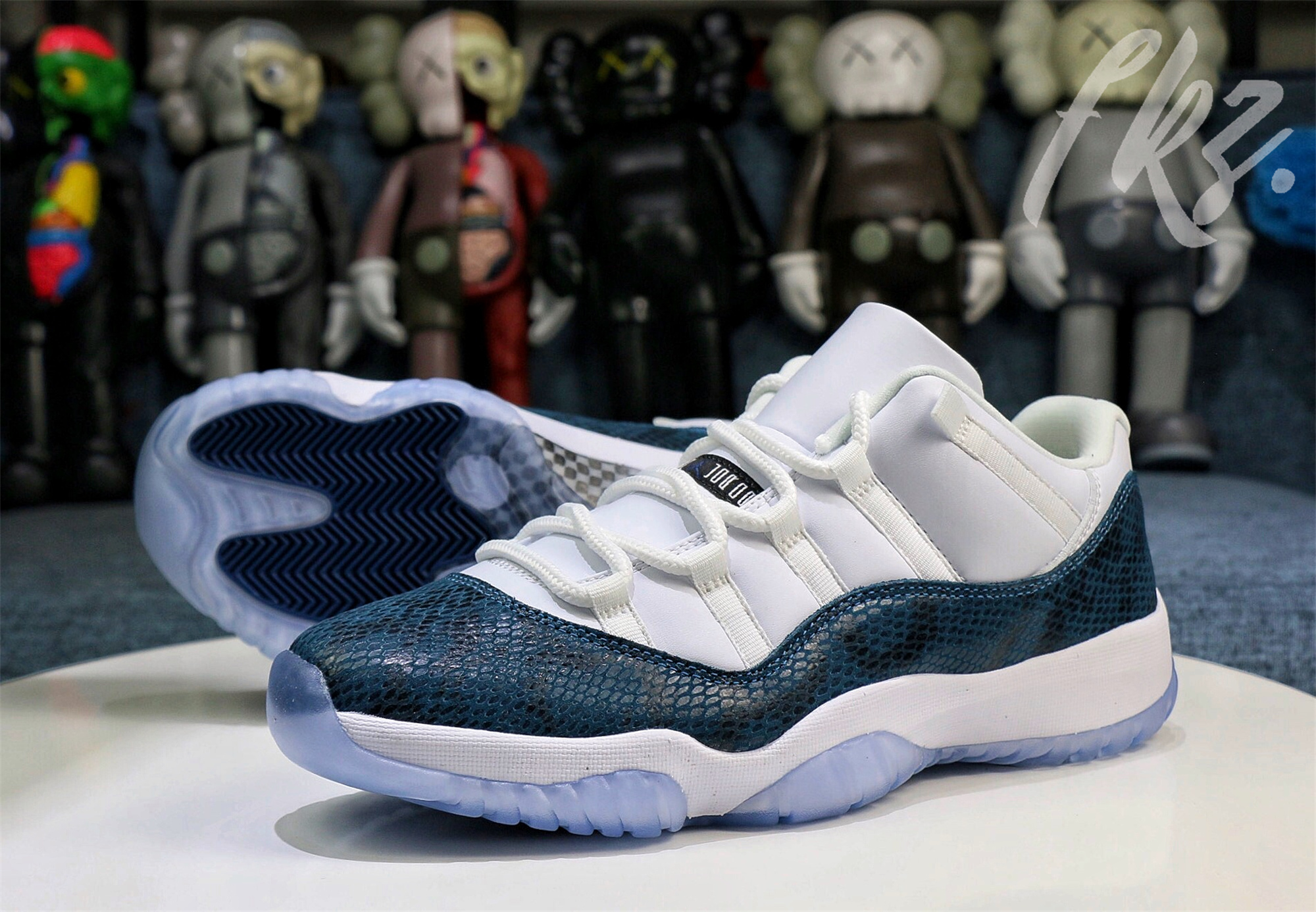 Air Jordan 11 Retro Low Le Snakeskin Blue 2019