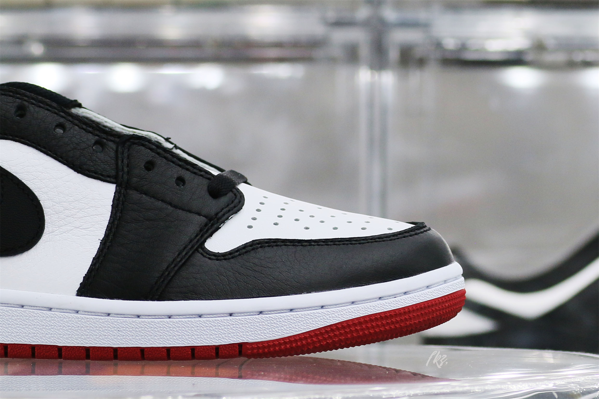 Air Jordan 1 Low OG Black Toe 2023