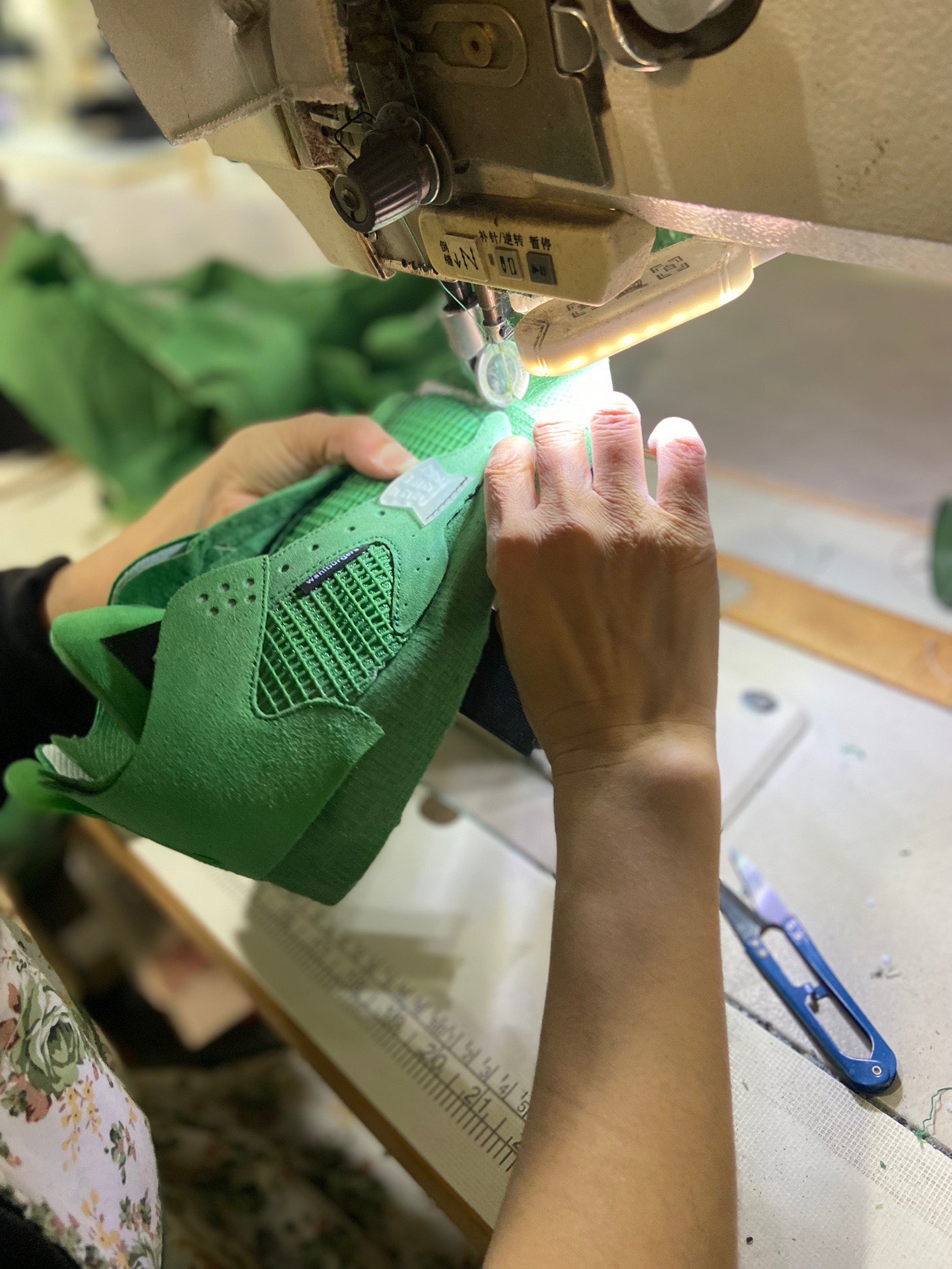 Air Jordan 4 Retro Wahlburgers