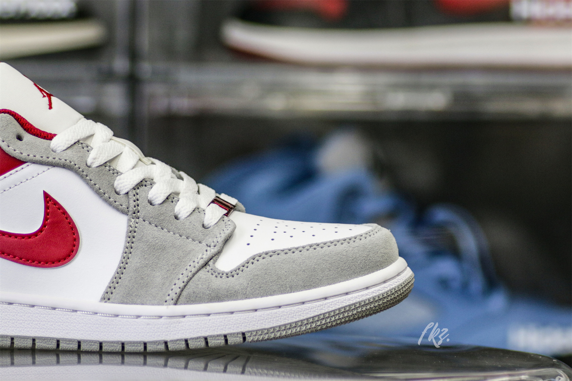 Air Jordan 1 Low SE Light Smoke Grey Gym Red